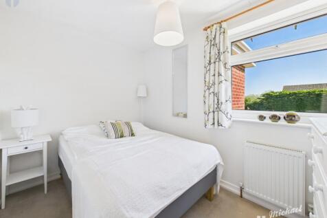 CAM03852G0-PR0243-STILL032