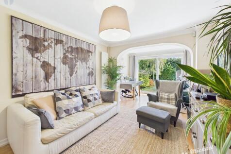 CAM03852G0-PR0243-STILL018