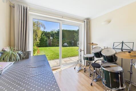 CAM03852G0-PR0243-STILL020