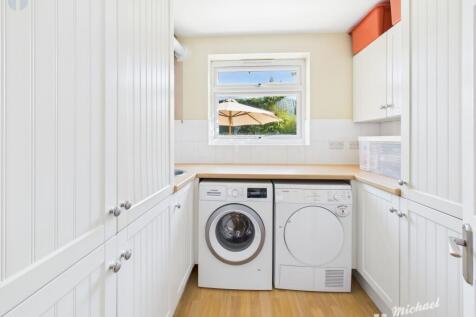 CAM03852G0-PR0243-STILL014