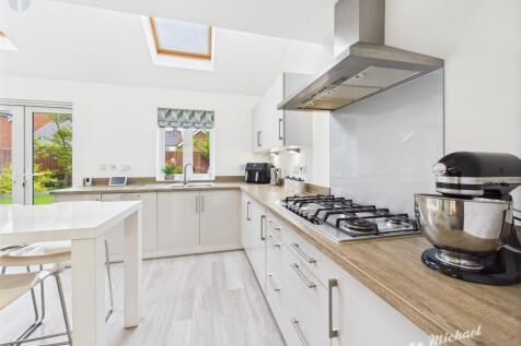 CAM03852G0-PR0297-STILL019