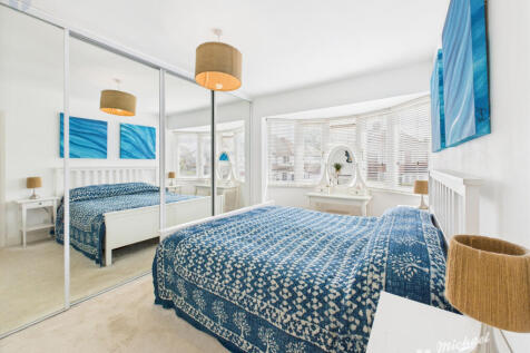 CAM03852G0-PR0304-STILL032