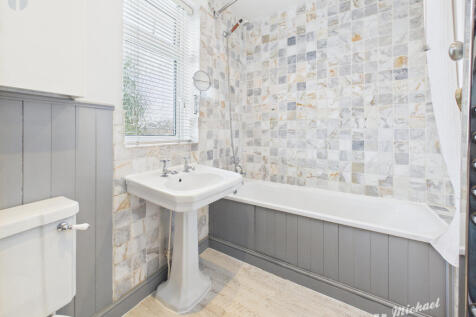 CAM03852G0-PR0304-STILL006