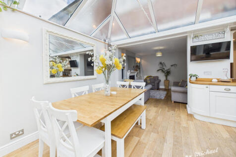 CAM03852G0-PR0304-STILL026