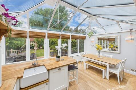 CAM03852G0-PR0304-STILL024