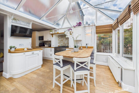 CAM03852G0-PR0304-STILL027