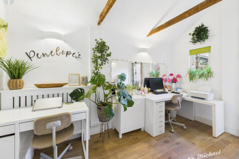 CAM03852G0-PR0304-STILL003