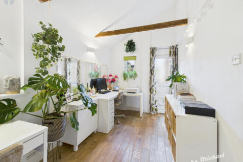 CAM03852G0-PR0304-STILL004