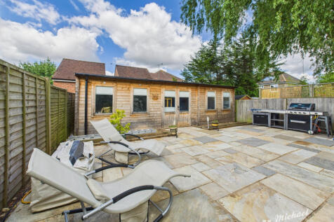 CAM03852G0-PR0304-STILL031