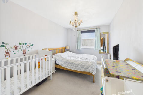 CAM03852G0-PR0334-STILL001