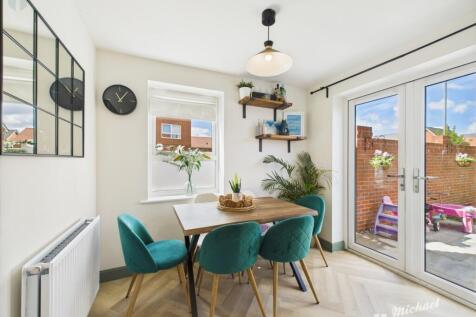 CAM03218G0-PR0704-STILL012