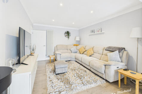 CAM03852G0-PR0372-STILL009