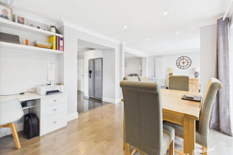 CAM03852G0-PR0372-STILL008