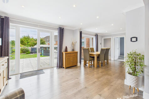 CAM03852G0-PR0372-STILL011