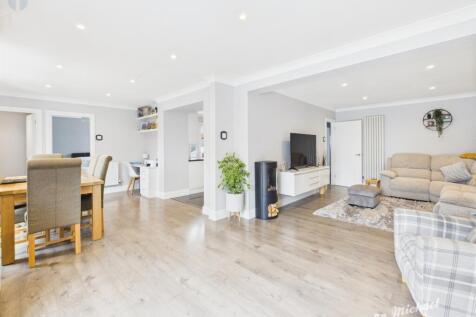 CAM03852G0-PR0372-STILL012