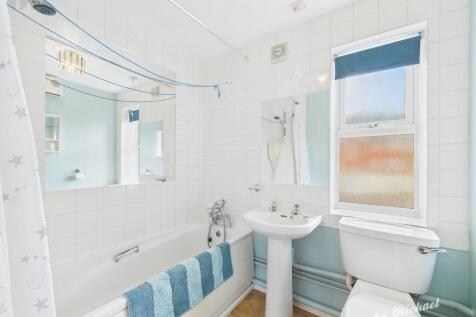 CAM03218G0-PR0742-STILL005