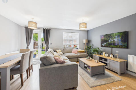 CAM03852G0-PR0413-STILL008