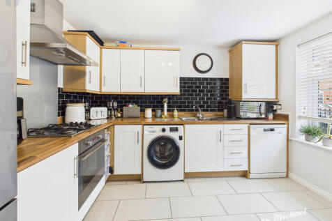 CAM03852G0-PR0413-STILL010