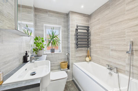 CAM03852G0-PR0413-STILL016