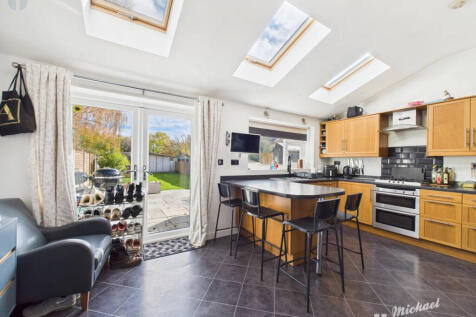 CAM03218G0-PR0821-STILL011-thumbnail-h750-70