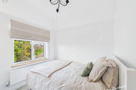 CAM03218G0-PR0827-STILL020-thumbnail-h750-70