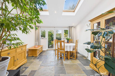 CAM03218G0-PR0827-STILL007-thumbnail-h750-70