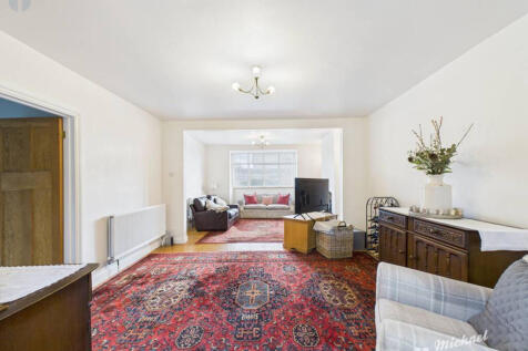 CAM03218G0-PR0827-STILL006-thumbnail-h750-70