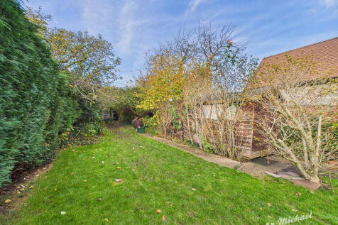 CAM03218G0-PR0827-STILL014-thumbnail-h750-70