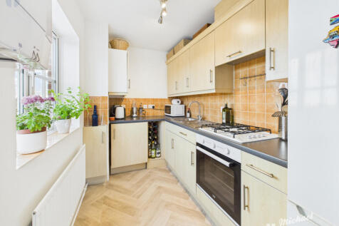 CAM03852G0-PR0476-STILL008