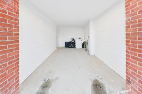 CAM03852G0-PR0503-STILL008