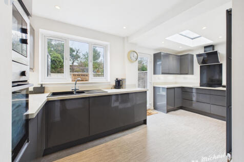 CAM03852G0-PR0514-STILL005