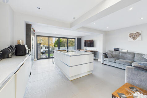 CAM03852G0-PR0538-STILL010