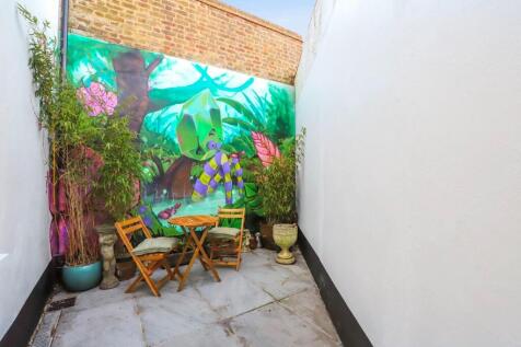 12-e349JHPropWorld - 1 Hollywood House - 35 (1)-me