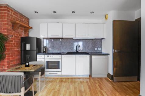 Property_92AC_09-7b71JHPropWorld_-_18_SIlverdale_H