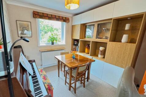 Lounge / Dining Area