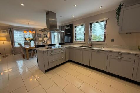 Kitchen &amp; Dining room