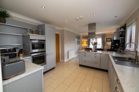 Kitchen &amp; Dining room