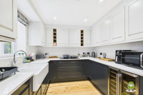 EweMove Estate Agents Basingstoke 7 Basingfield Cl