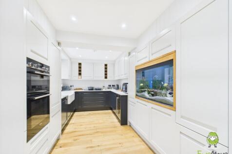 EweMove Estate Agents Basingstoke 7 Basingfield Cl
