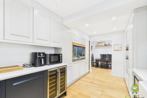 EweMove Estate Agents Basingstoke 7 Basingfield Cl