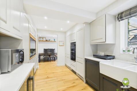 EweMove Estate Agents Basingstoke 7 Basingfield Cl