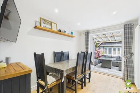 EweMove Estate Agents Basingstoke 7 Basingfield Cl