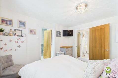 EweMove Estate Agents Basingstoke 7 Basingfield Cl