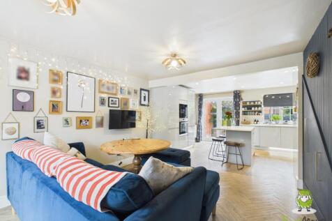 EweMove Estate Agents Basingstoke - 2 Cowslip Bank