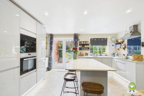 EweMove Estate Agents Basingstoke - 2 Cowslip Bank