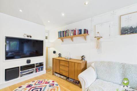 EweMove Estate Agents Basingstoke - 2 Cowslip Bank