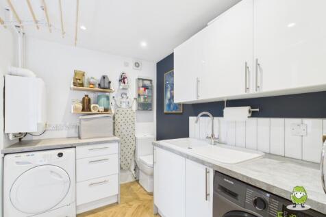 EweMove Estate Agents Basingstoke - 2 Cowslip Bank