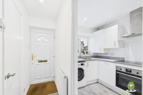 EweMove Estate Agents Basingstoke - St Barbaras Cl