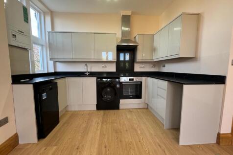 Large 2 Bedroom 1st Floor Flat