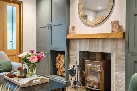 1298010-6-68382fb...